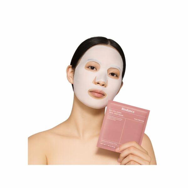 Femme coréenne portant le masque Biodance Bio Collagen Real Deep Mask hydratant et raffermissant